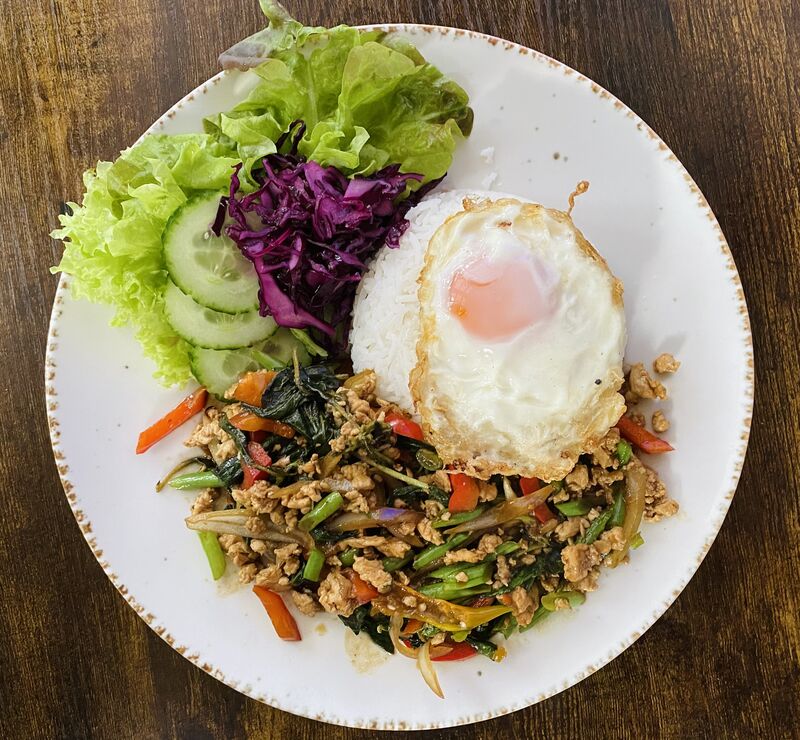 Pad Krapao mit Spiegelei und Reis