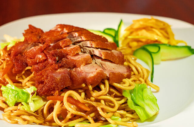 Gebratene Nudeln mit knuspriger Ente 香酥鴨炒麵