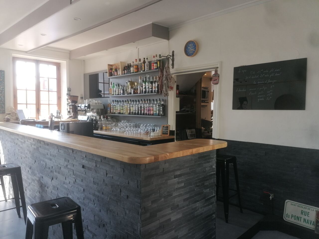 le coin bar...pour déguster une bonne assiette de charcuteries de la région ....humm c'est bon ça!! 