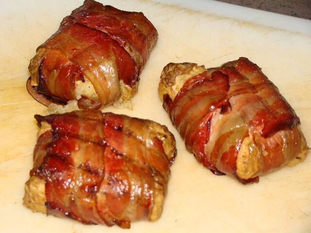 BBQ-Maultaschen mit Käse gefüllt im Speckmantel