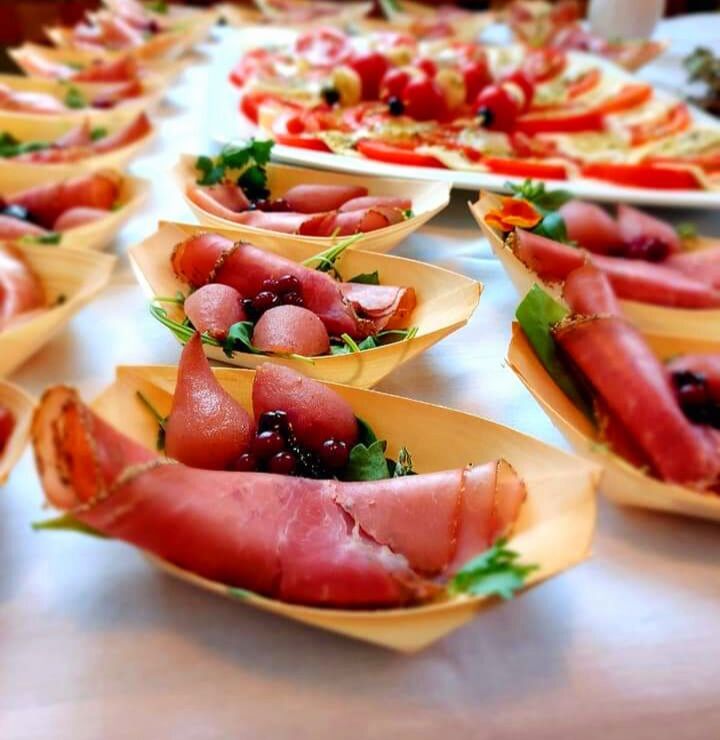 Bündner Fleisch mit Rotweinbirnen