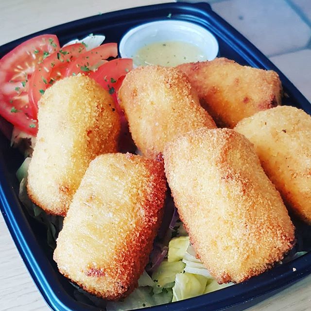 Assiette de croquettes de crevettes et sa salade mixte vinaigrette 