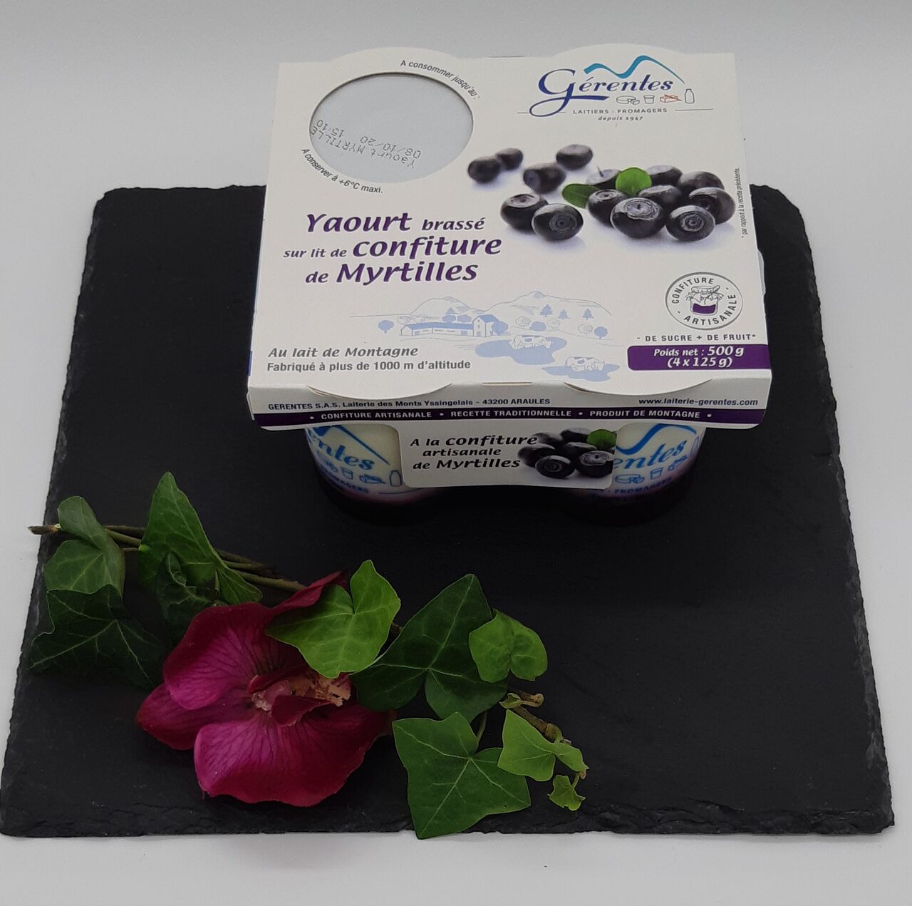 yaourt au lait de montagne sur un lit de confiture de myrtilles