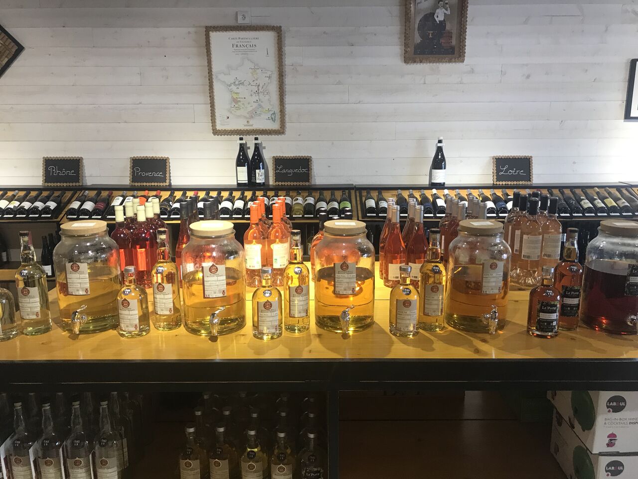 Une sélection de rhum et whisky en vrac est à votre disposition (disponible par 20, 50 ou 70cl).