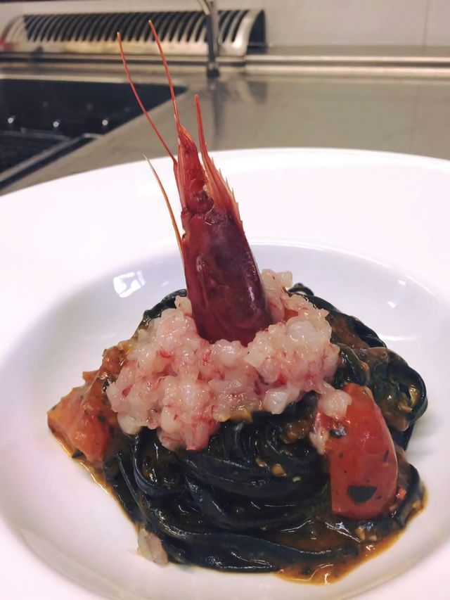 Tagliolini al nero di seppia con cremolata di Gamberone rosso