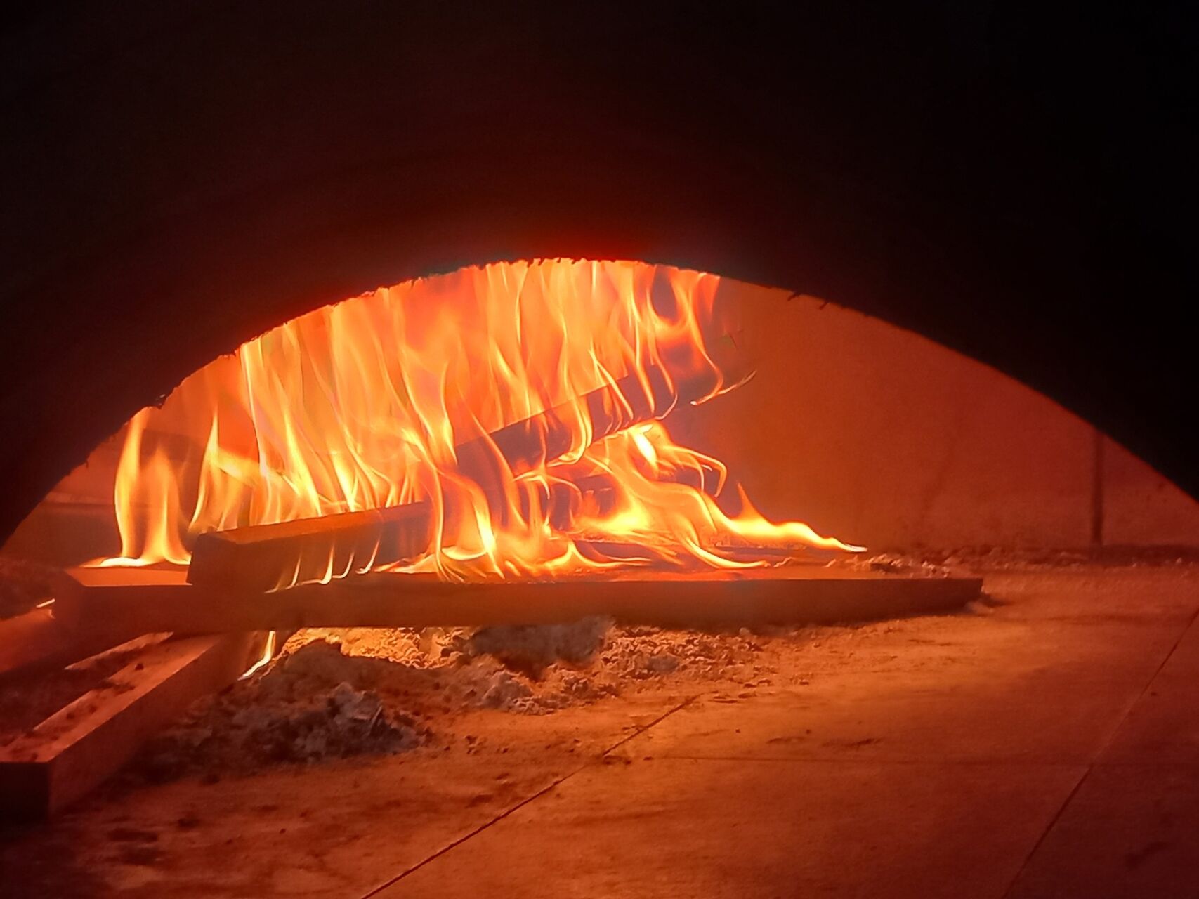 🍕Magia Pizzei Coapte pe Flacăra Lemnului 🔥