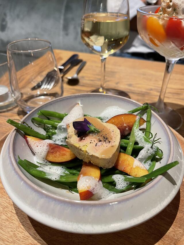 haricots verts, pêches, foie gras