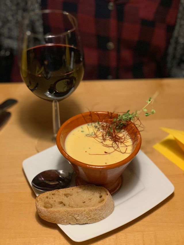 Mexikanische Suppe Chilatole (Maiscremesuppe mit Chili, Knoblauch und Gambafleisch)