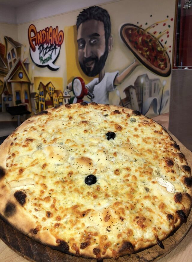 Bianca: Base crème, emmental, mozza, chèvre et bleu.