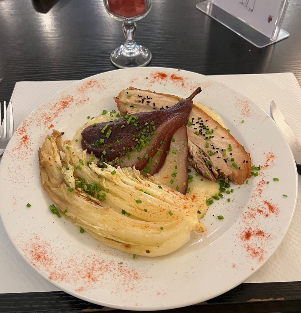 Poitrine de porc/poire poché