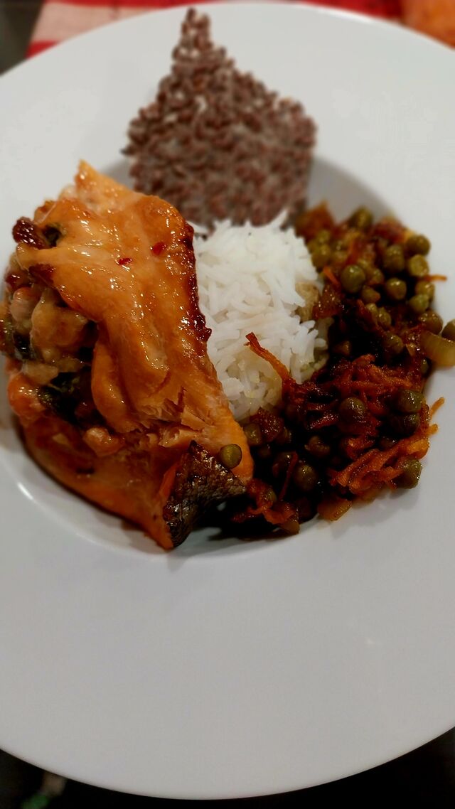 Truite farcie aux crevettes teriyaki, légumes façon cantonnaise