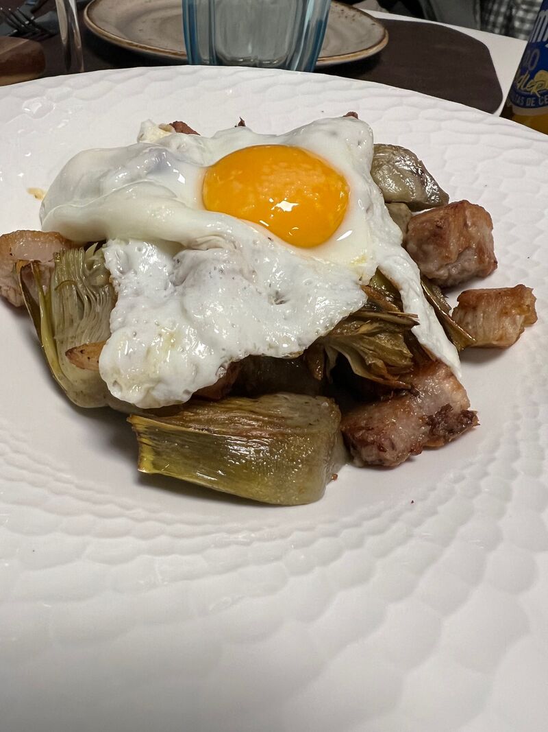 Carxofes confitades a baixa temperatura amb cansalada del coll i ou