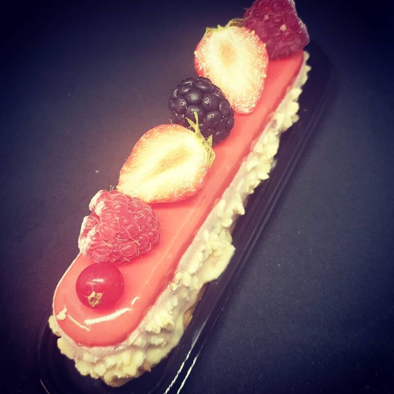 Le Must de la Pâtisserie Moderne Un Magnifique Finger aux Fruits Rouges Aéré et Gourmand