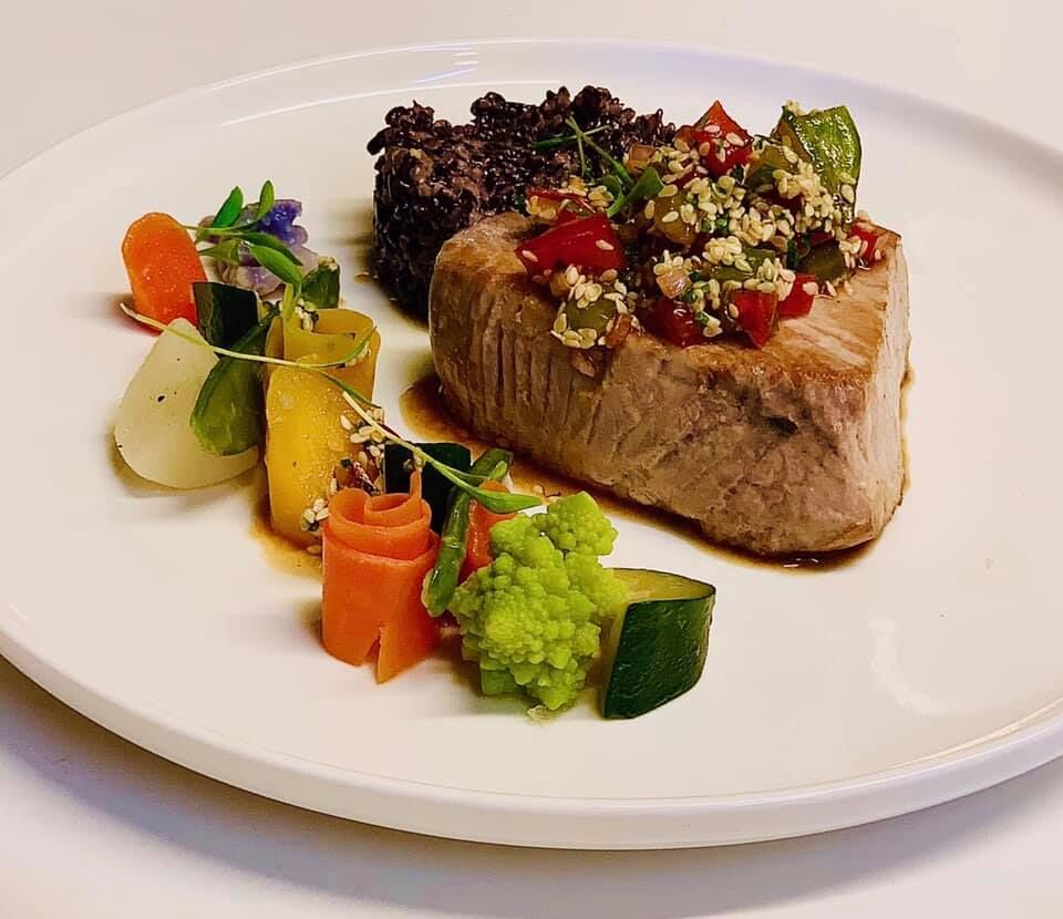 Le thon rouge mi-cuit, légumes glacés, riz vénéré et sauce au sésame, soja et coriandre ! Régalez-vous