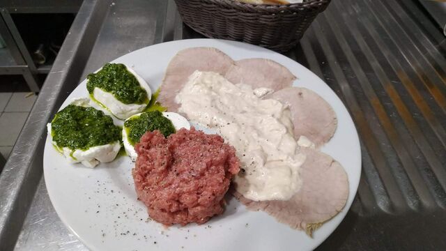 Antipasto Misto piemontese
Cruda Tonnato cotto a bassa temperatura e tomini con salsa al verde della casa