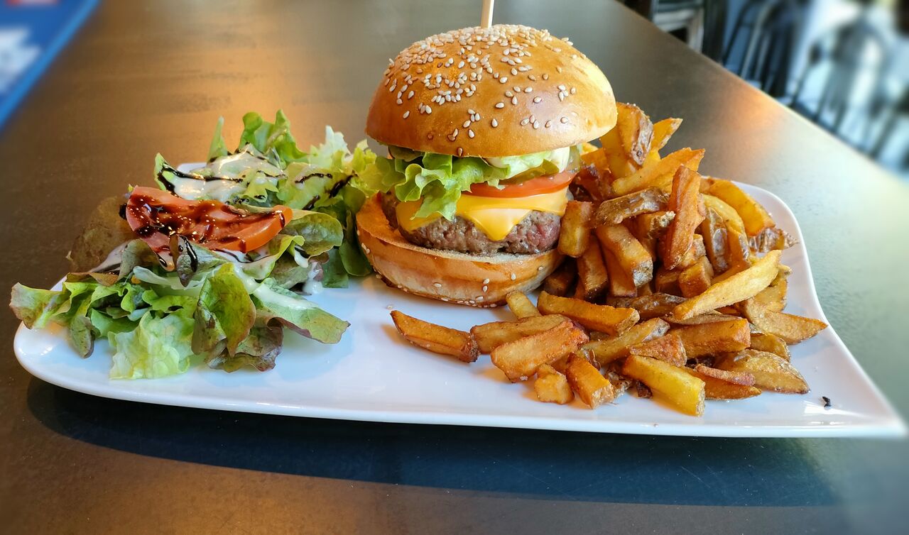 Burger Classic ( pain maison, Steak haché, oignons caramélisés, cornichons, cheddar,tomates, salade, mayonnaise, ketchup)