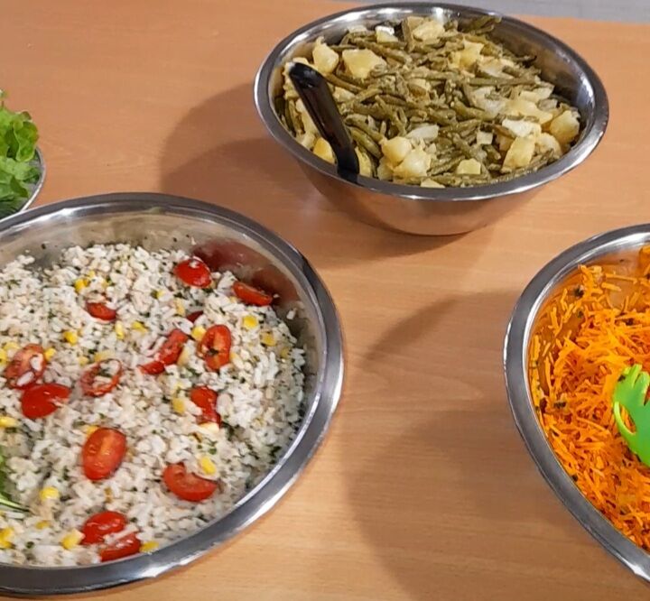 Les salades maison: riz composée , pomme de terre/ haricots vert , carotte râpée 4€ la part