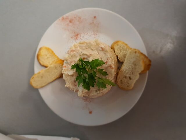 En las tapas, no puede faltar la ensaladilla rusa. Preparada por nosotros cada día!