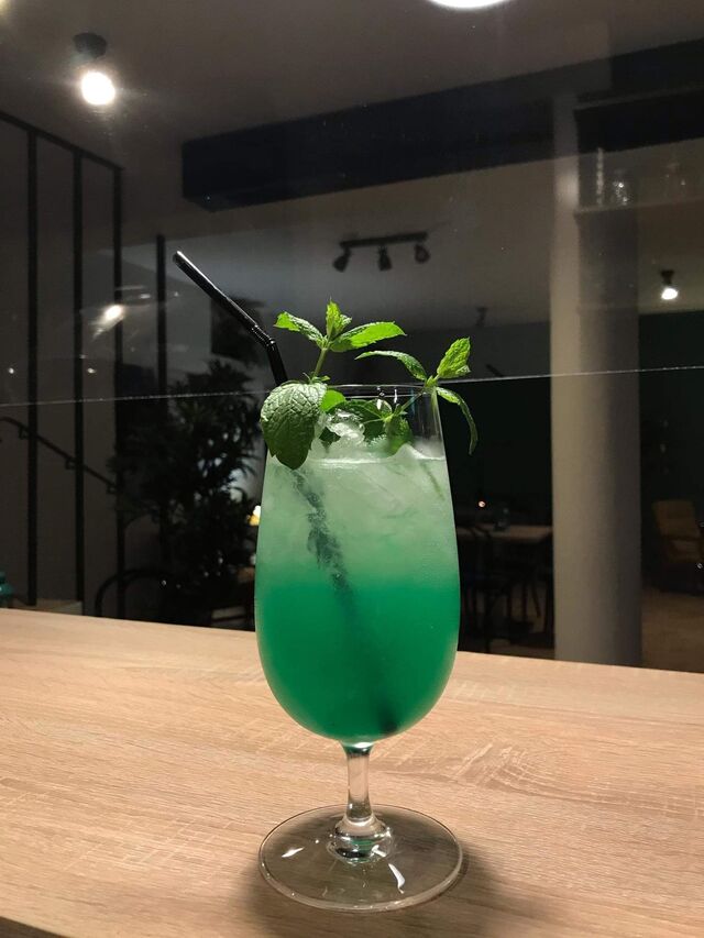 Zielona Żaba
Mało słodki drink na bazie soku z mięty i z miętą w lisciach na toniku???