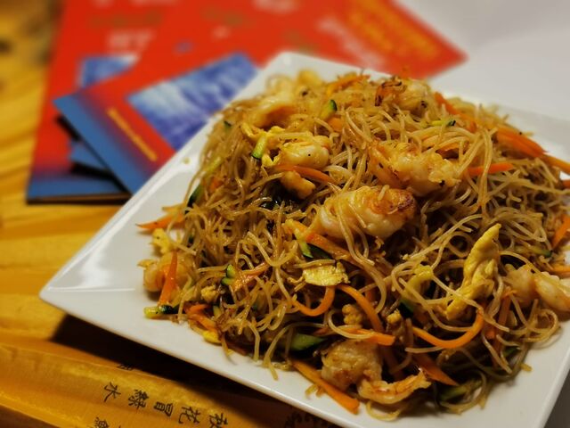 Spaghetti di riso con frutti di mare