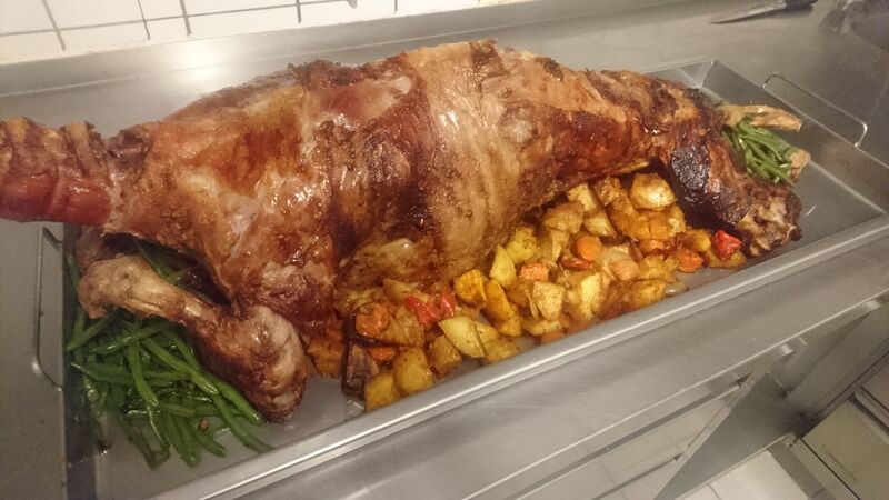 Catering: Ganzes Lamm am Spiess gegrillt dazu gedünstete Prinzessbohnen und geviertelte Kartoffeln mit Paprika, Zwiebeln