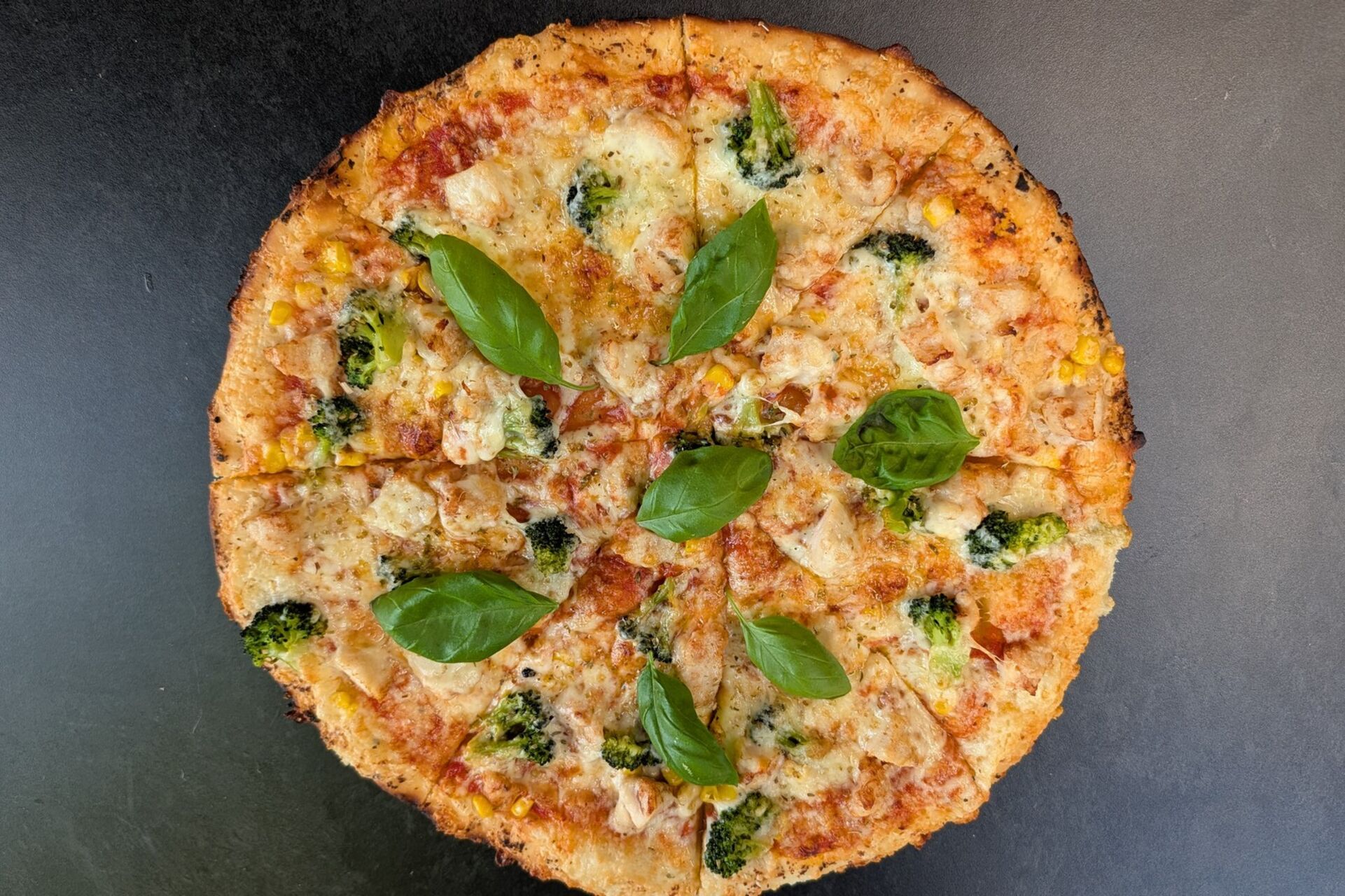 Pizza aus dem Holz-Steinofen