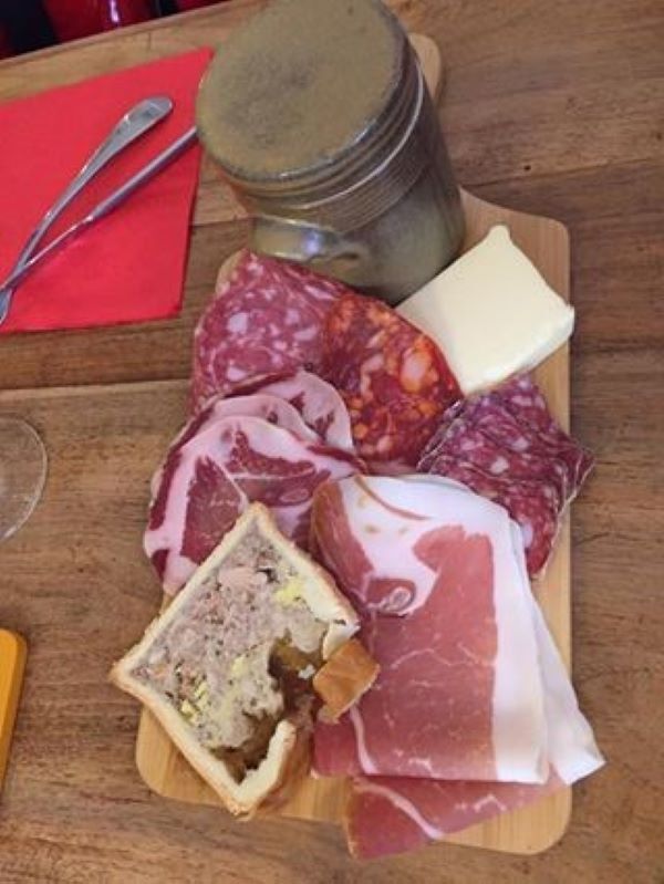 Planche de Charcuterie, savoureuse et très copieuse. Produits locaux.