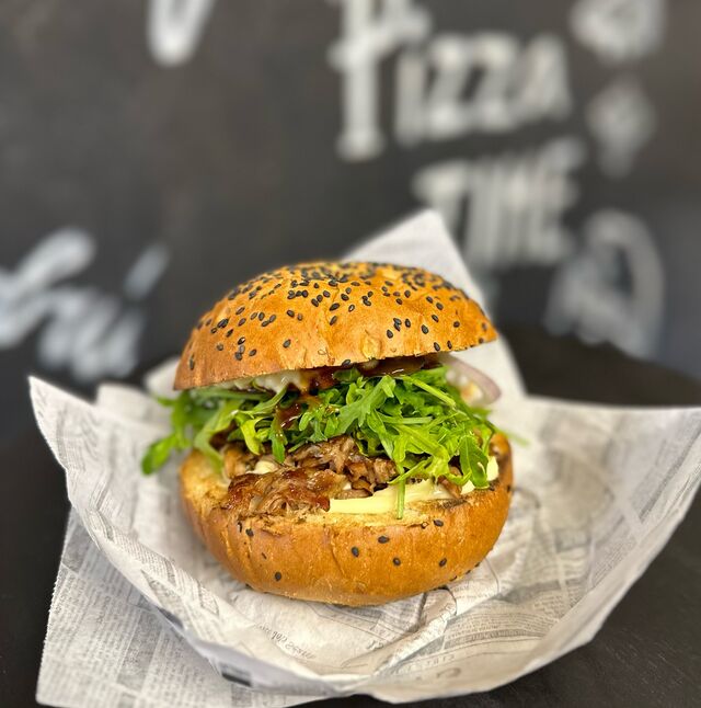 Burger s trhaným bravčovým mäsom 