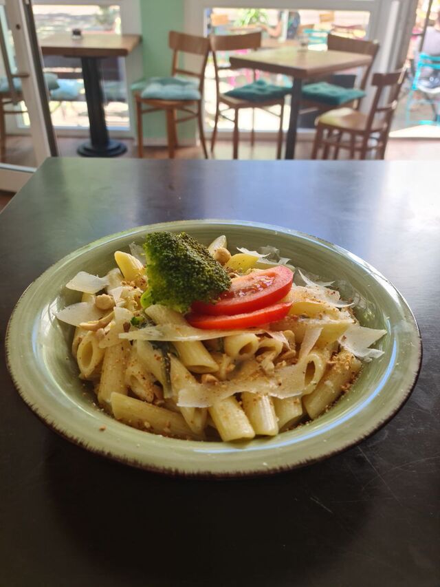 Penne Gorgonzola
mit Spinat, Sahne, Parmesan,
Cashew´s & Brokkoli
dazu nat. einen bunten Beilagensalat