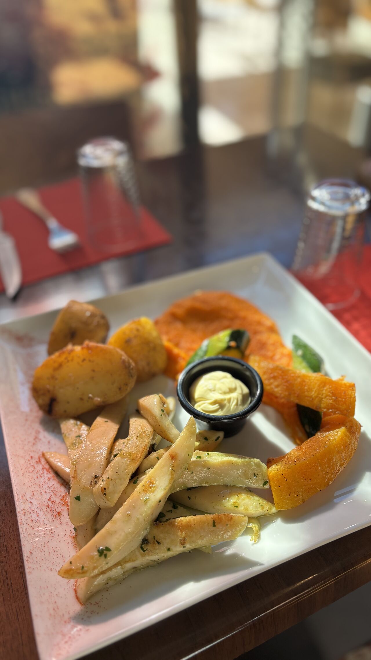 Encornet à la persillade, légumes et pommes de terre rôties 