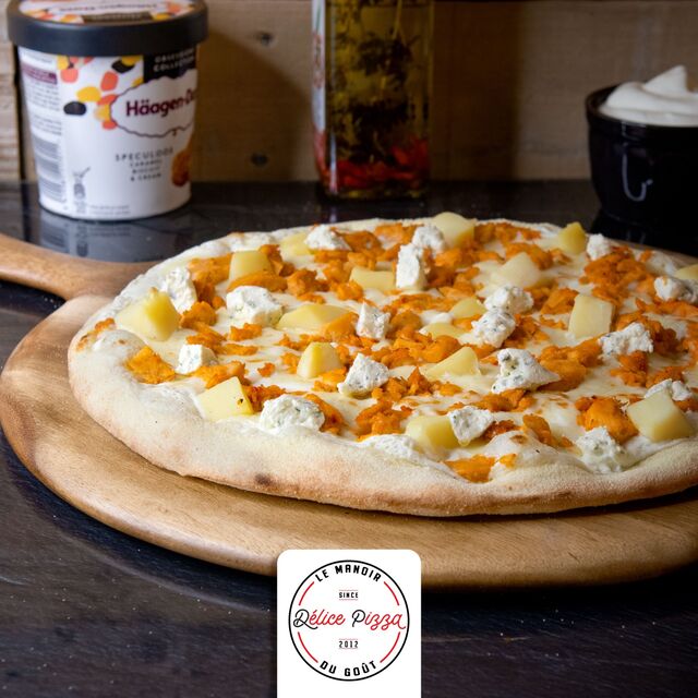 LA COLORADO : crème fraiche, mozzarella, poulet tikka, pomme de terre, boursin, persillade.