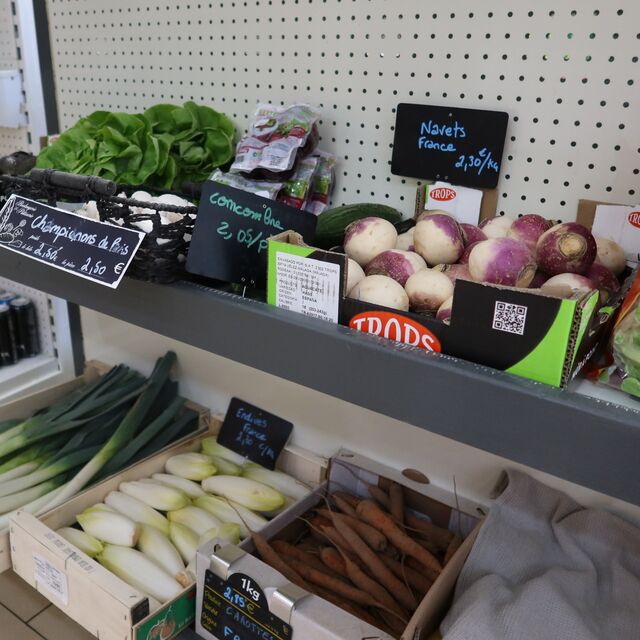 Vous pouvez retrouver de nombreux fruits et légumes frais d'origine majoritairement française. 