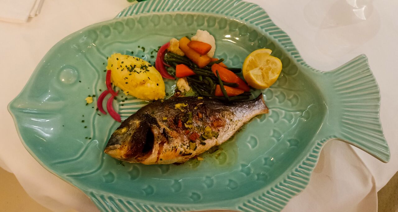 Dorade royale grillée, ses petits légumes et sa purée