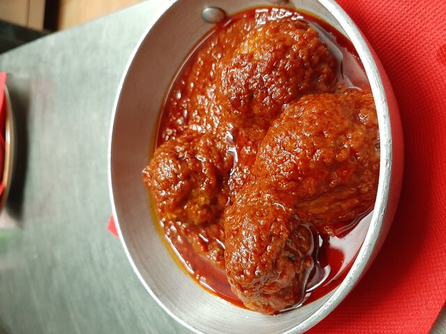 le nostre Polpette EMOZIONALI
(polpette al ragù come da tradizione, con uva passa, pinoli, prezzemolo e aglio)