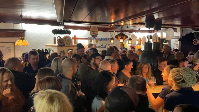 Volles Haus an der Kerb