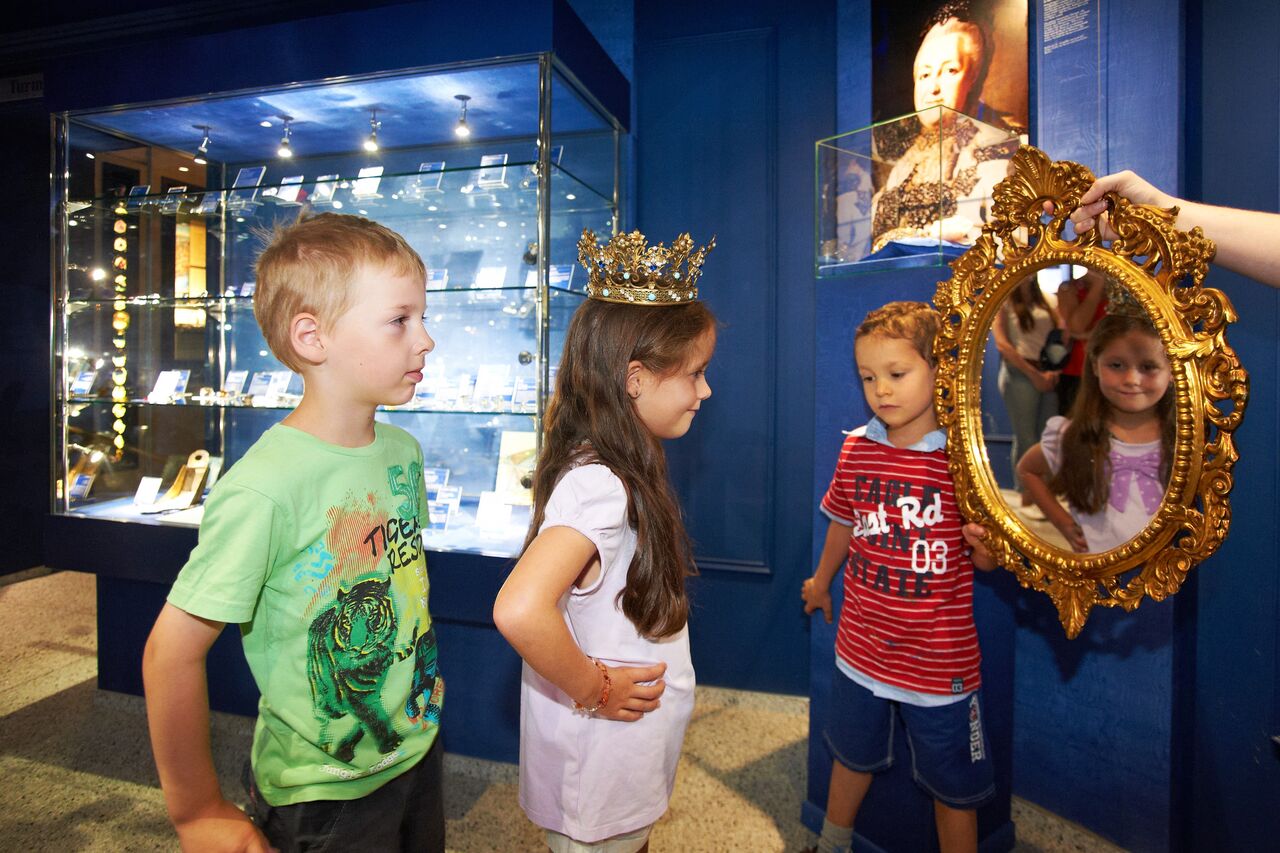 Kinder im Kristallmuseum