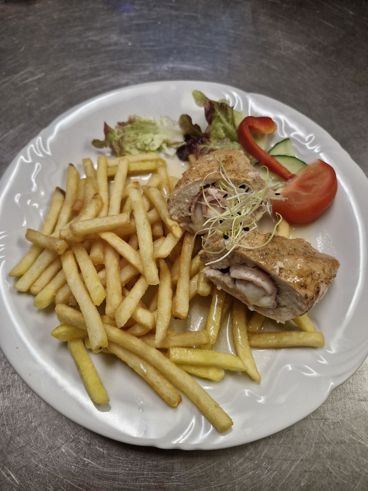 Kuřecí kapsa plněná sýrem a šunkou a hranolky