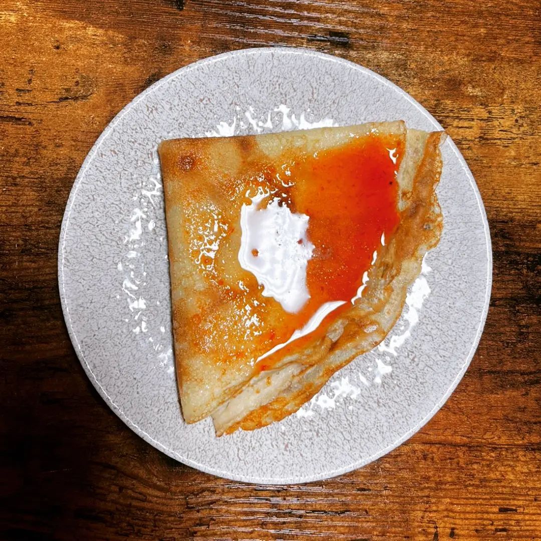 Crêpe à la confiture de cynorrhodon (aussi appelé églantier ou rosier sauvage) 