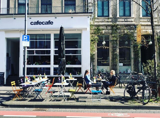 Sitzen auf der Sonnenseite der Venloerstraße 