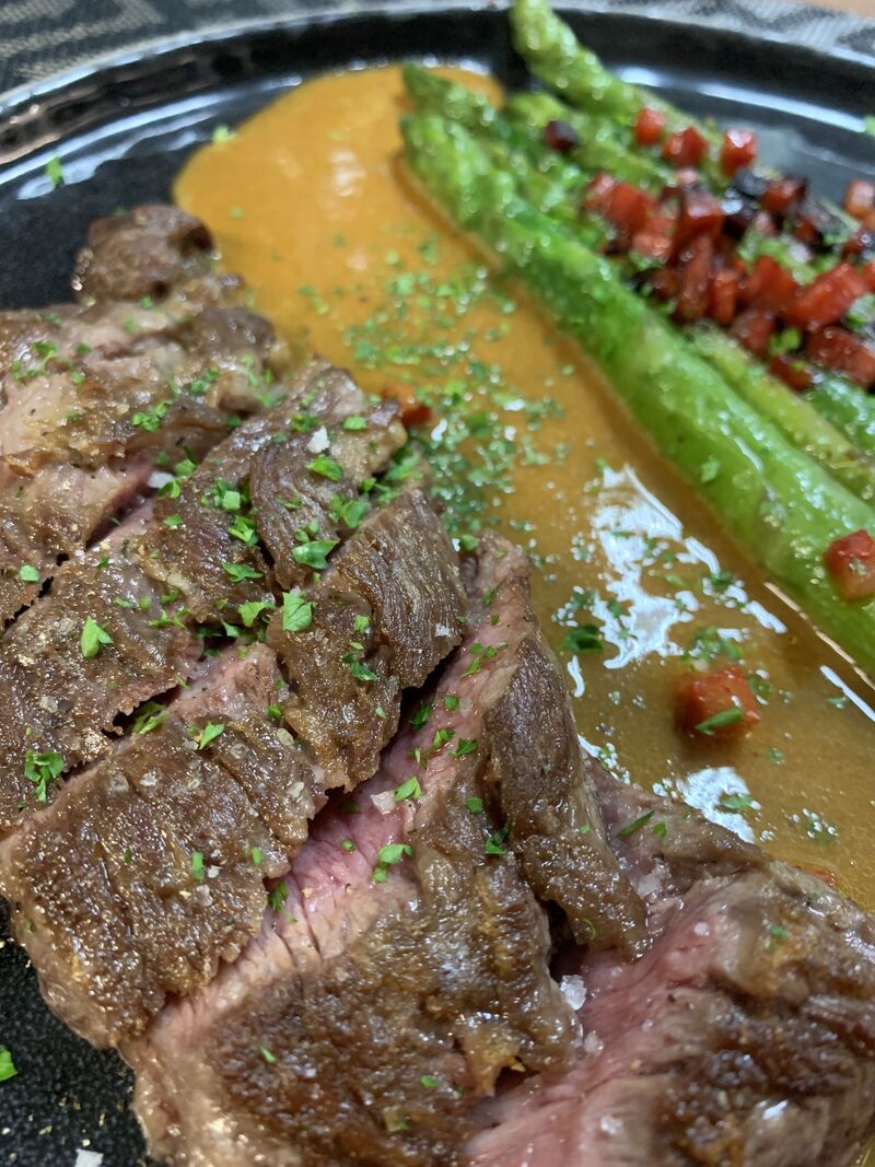 La Pluma Ibérique Bellota Sauce Chorizo et Asperges
