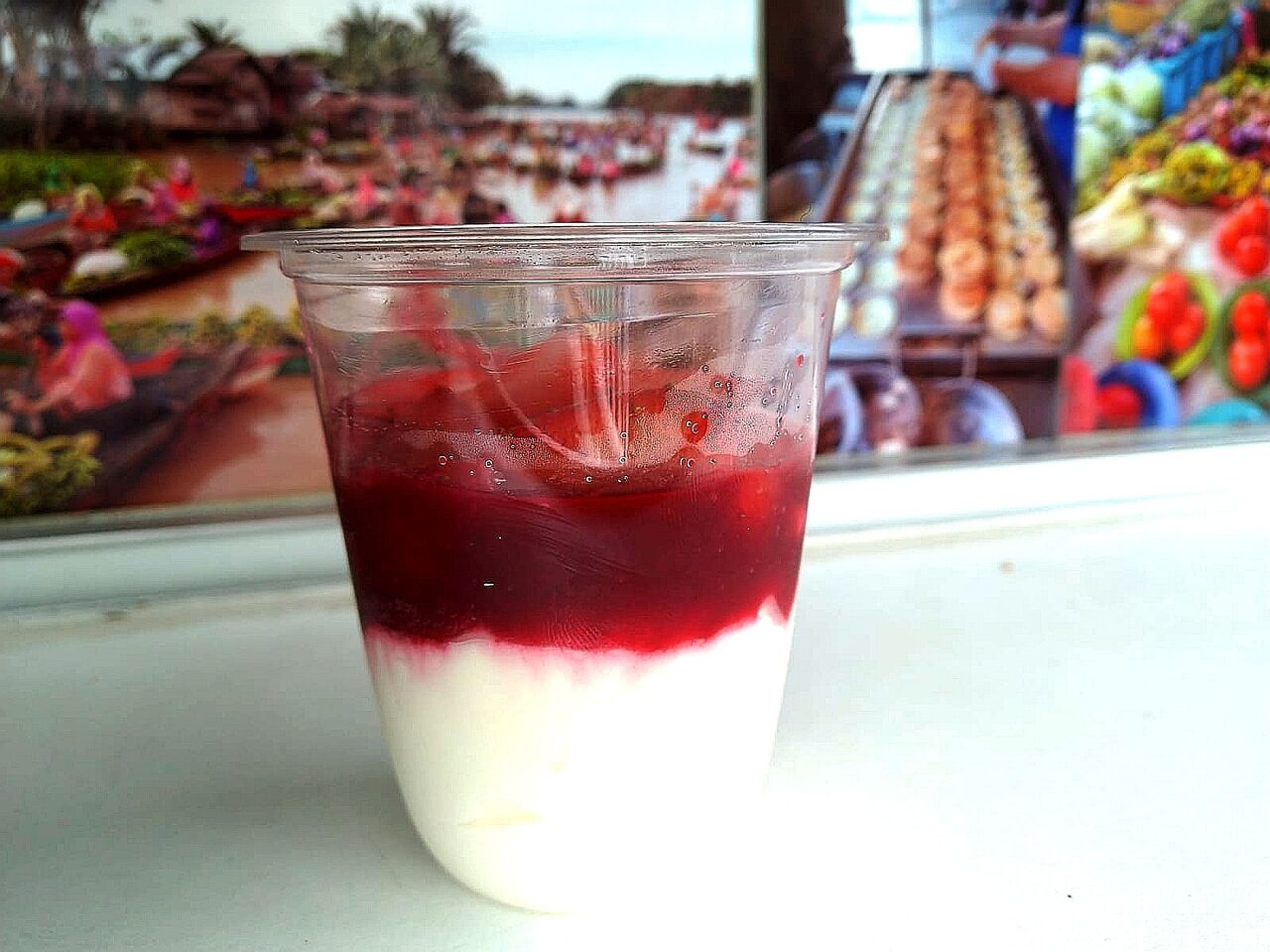 Chantilly chocolat blanc, fraises, coulis fruits rouges