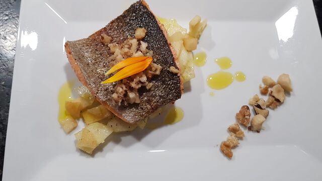 Forelle mit Apfel- Walnuss Salat und Nussvinaigrette 