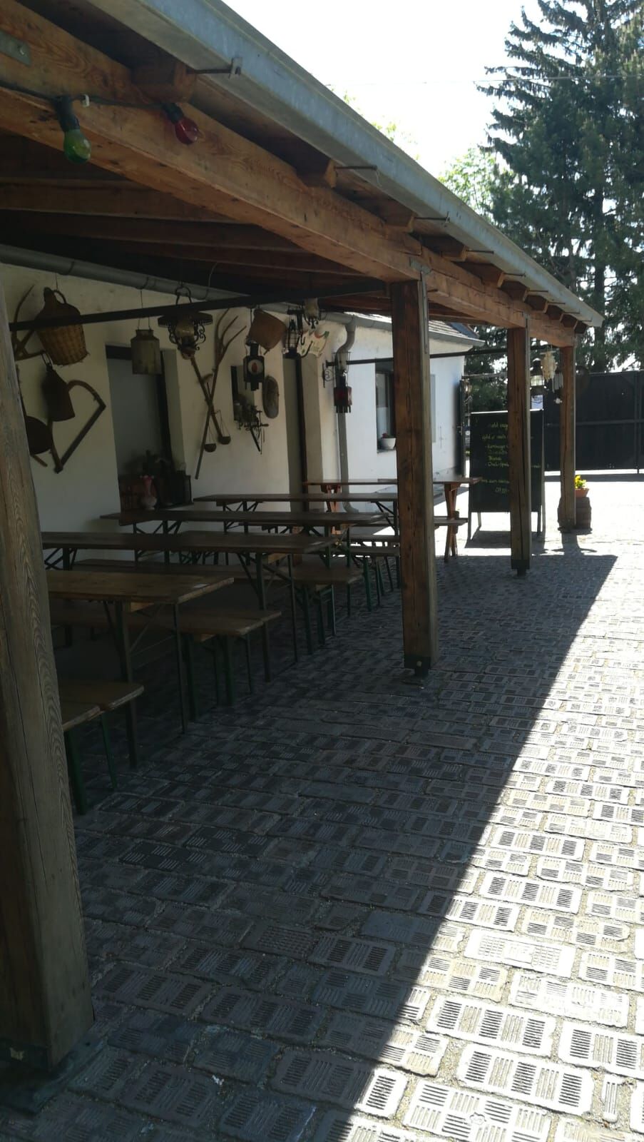 Blick aus dem Hof in Richtung Eingang