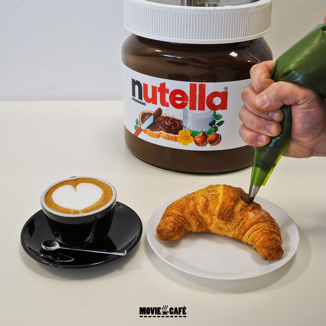 Cappuccino e croissant farcito nutella