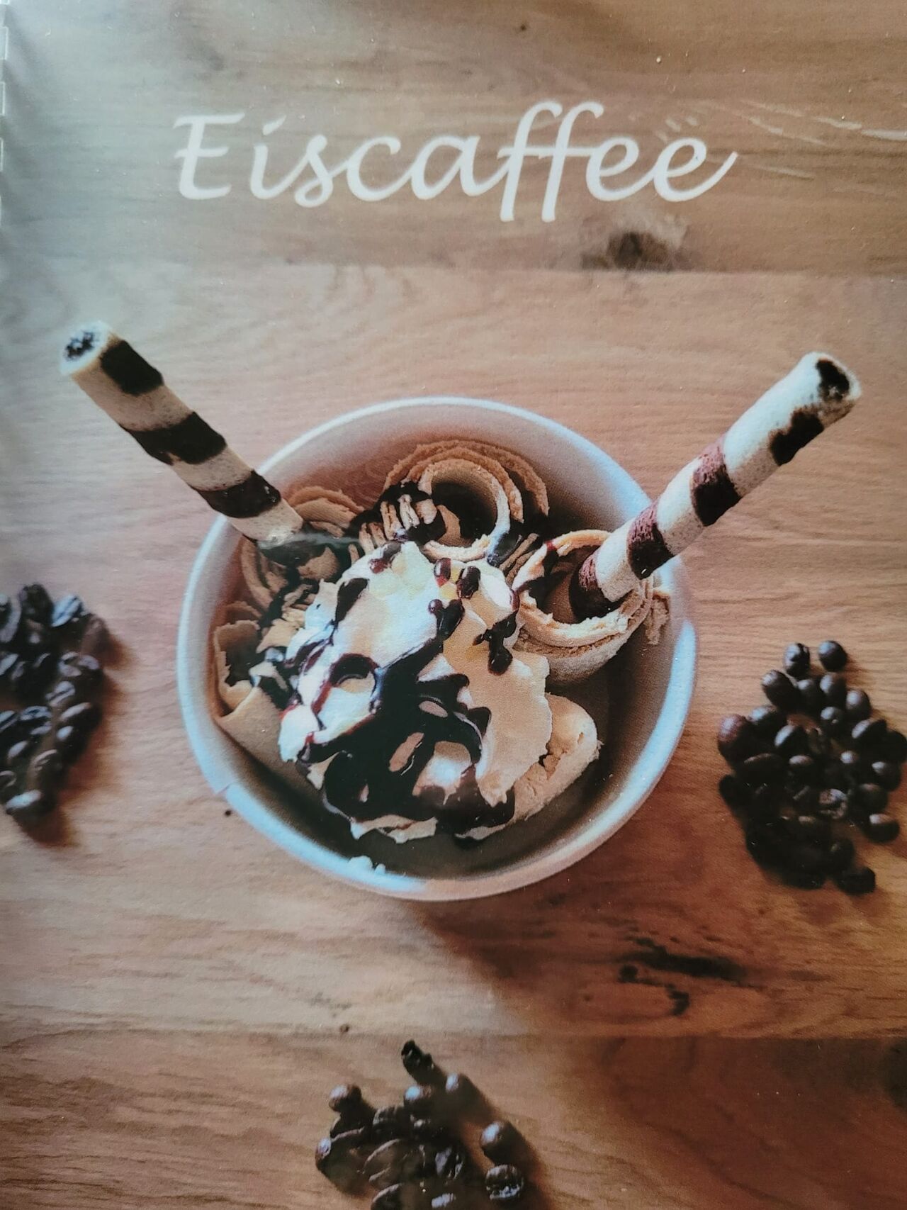 Den Eiscaffee-Ice-Roll-Becher kann man nicht nur zur Nachmittagszeit genießen.