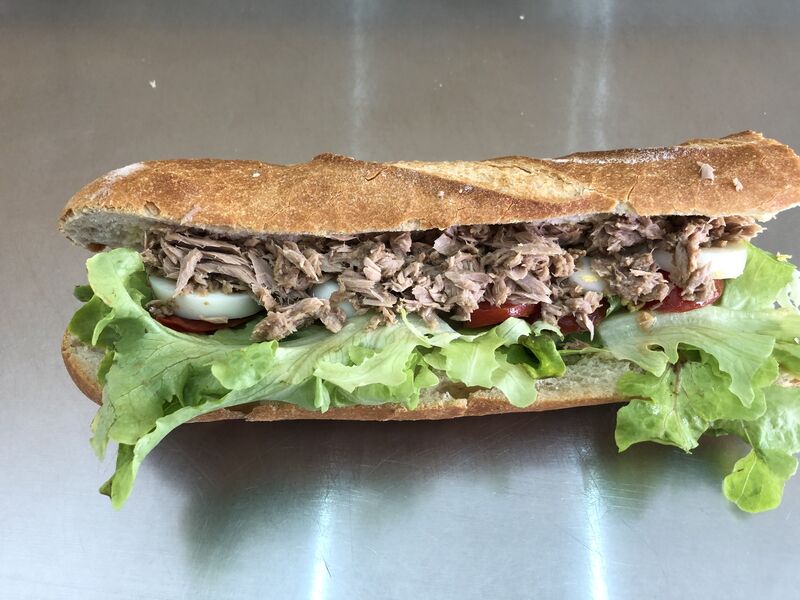 Pain baignât (pain artisanal salade,tomates,œufs, thon sauce vinaigrette ou mayonnaise)