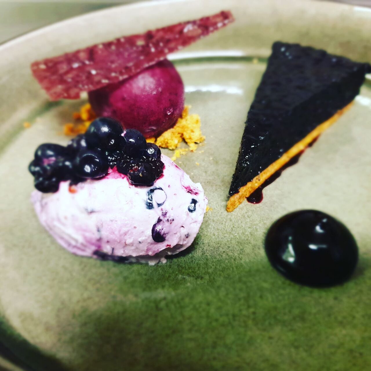 Un petit exemple de nos desserts à la carte dans notre restaurant ! Nous attendons la saison des myrtilles !