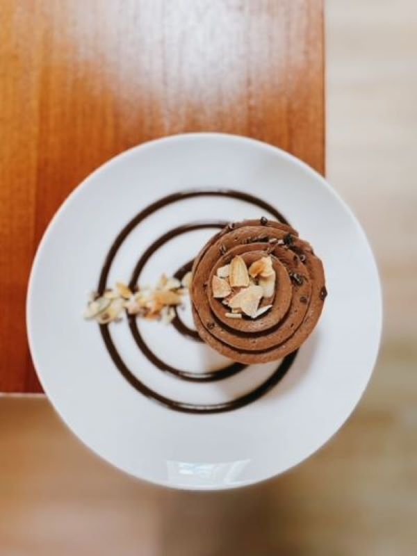 Sablé breton, ganache chocolat, sauce chocolat et grué de cacao