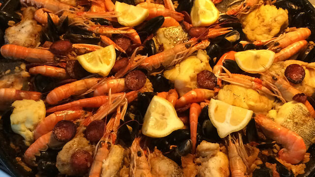 PAELLA AU SAUMON ET FRUITS DE MER