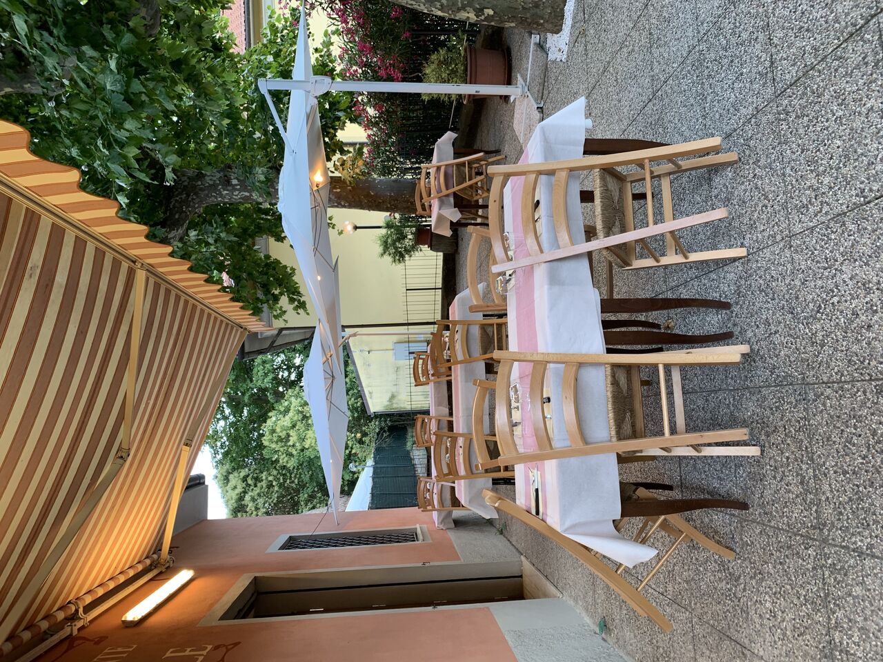 Potete prenotare i vostri tavoli anche nella parte frontale del locale!